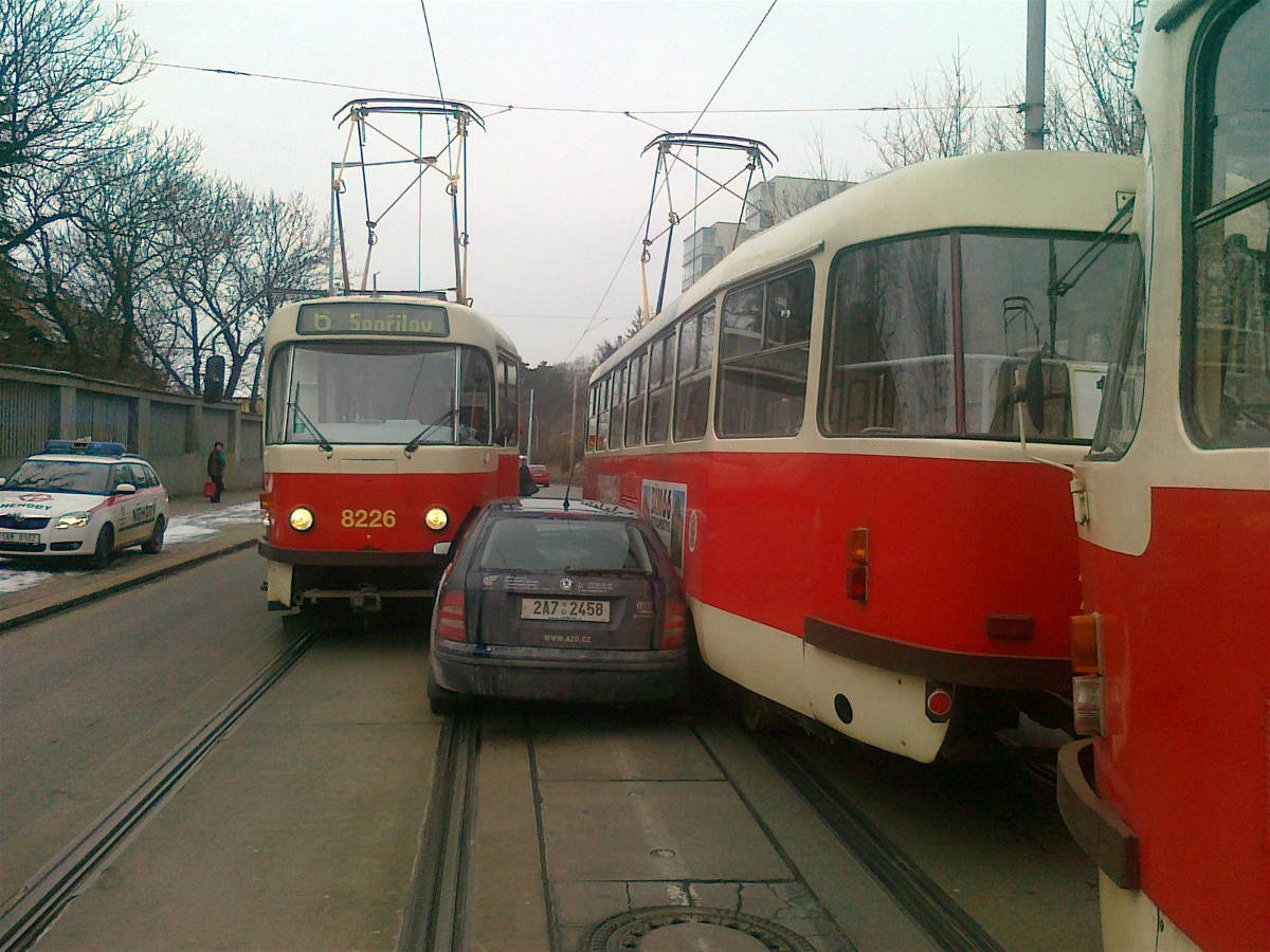 Obrázek predjizdet tramvaj