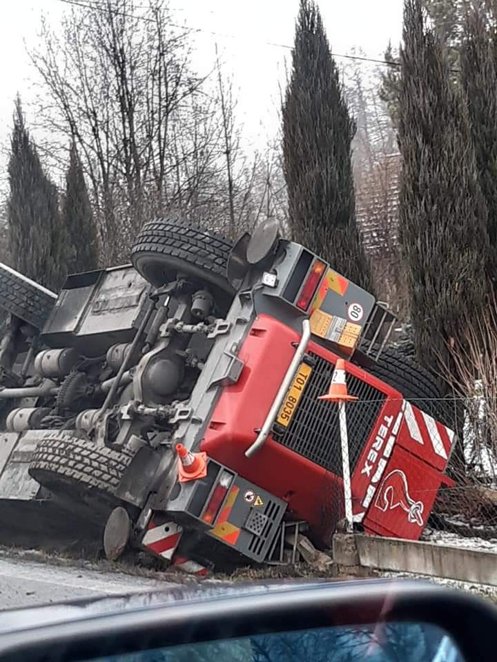 Obrázek pul cm snehu a umelec