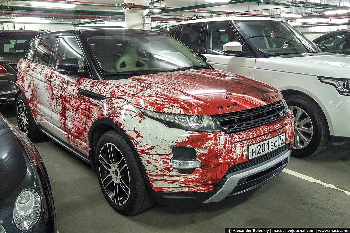 Obrázek range-rover-evoque-gets-bloody-makeover-in-russia-as-halloween-costume 01