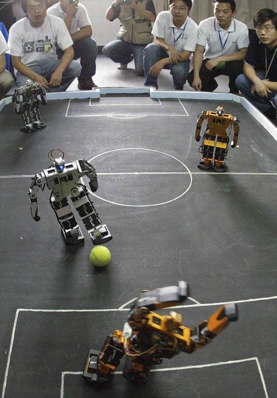 Obrázek roboti hrajou kopanou