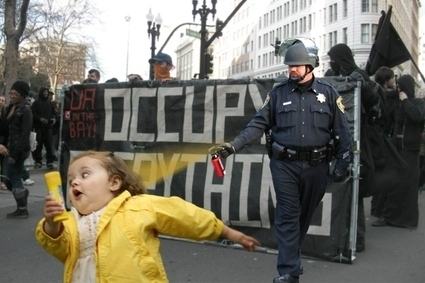 Obrázek running-girl-vs-pepper-spraying-cop-18514-1321912414-40