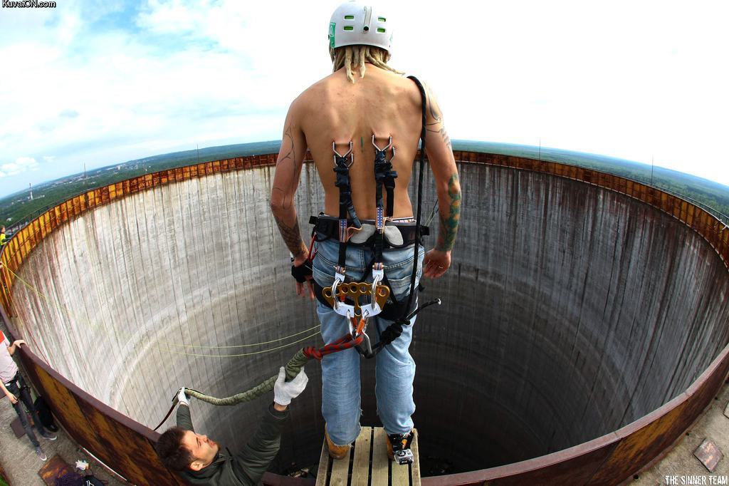 Obrázek silo jumping with a skin harness