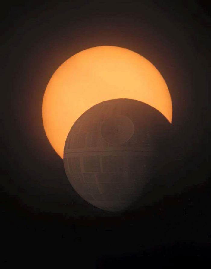 Obrázek slightly different solar eclipse