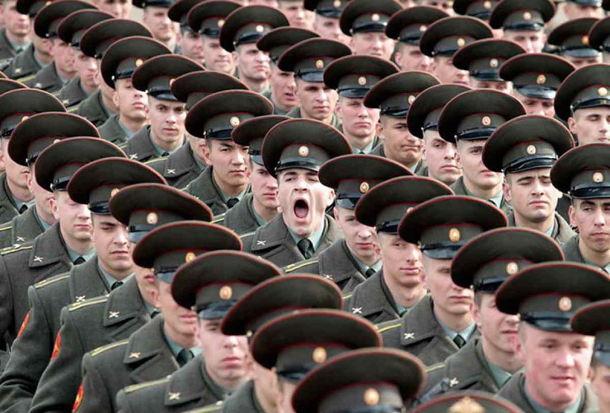 Obrázek soldier yawning   