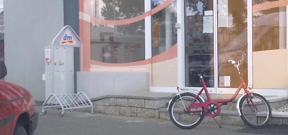Obrázek stojan na bicykle niekomu nic nehovori.lepsie sa stoji pred vchodom