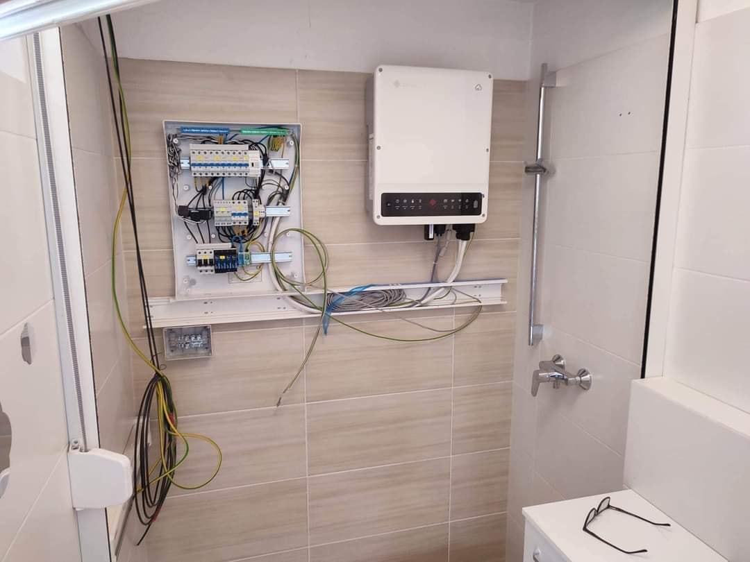 Obrázek stridac a elektroinstalace v koupelne ve sprchaci