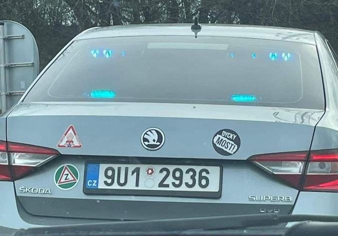 Obrázek tajny policejni superb jezdici v mostu