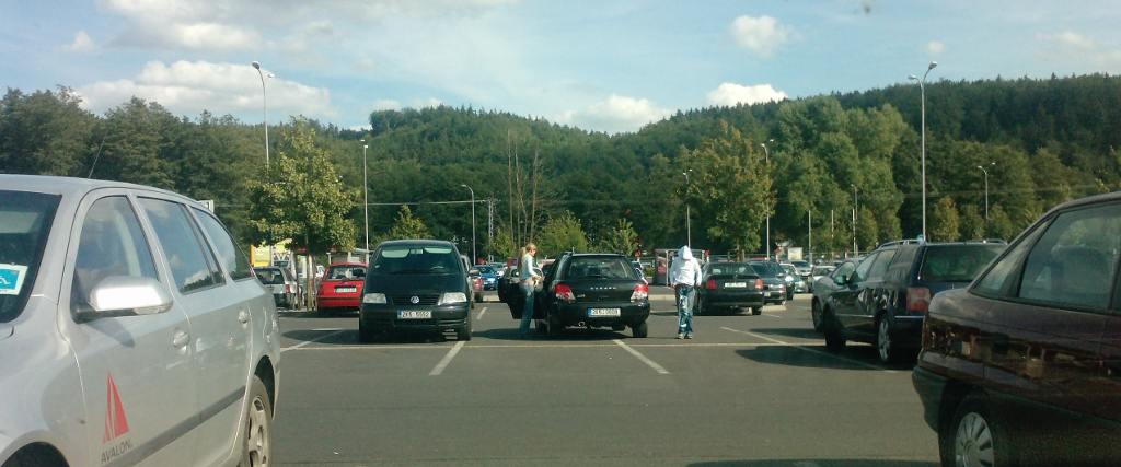 Obrázek taky parkuje presne mezi pruhy