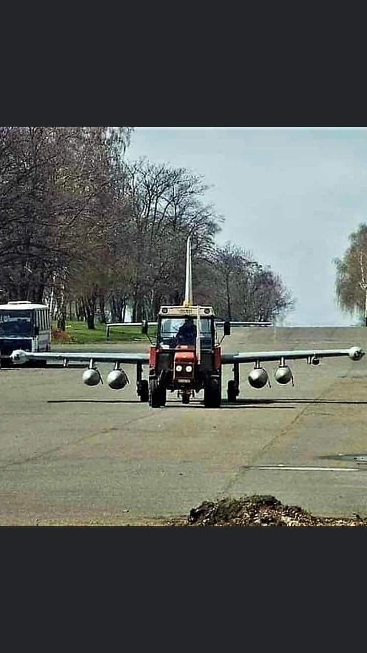 Obrázek traktor palbu opetoval a pak odketel zpet na zakladnu