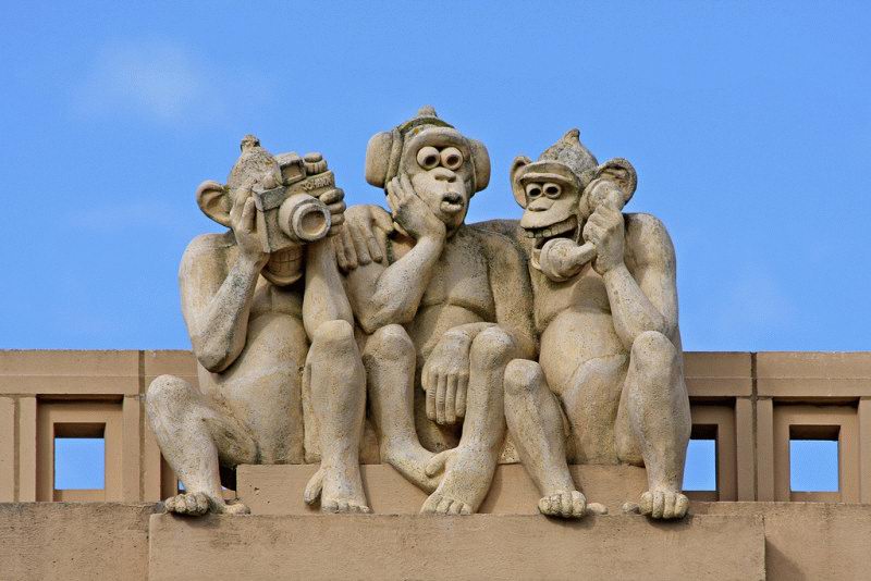 Obrázek tri opice z pisku