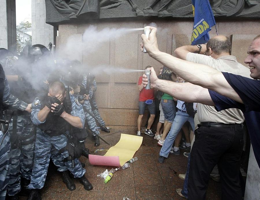 Obrázek ukrainians mace the police