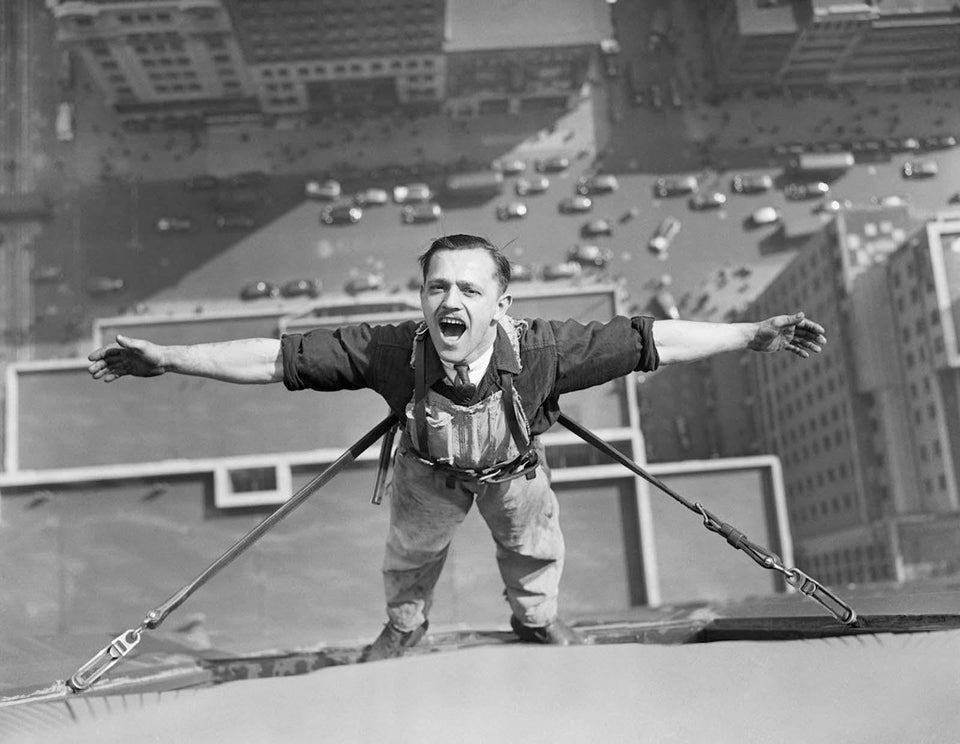 Obrázek window cleaner working on the Empire State facade March 24 1936
