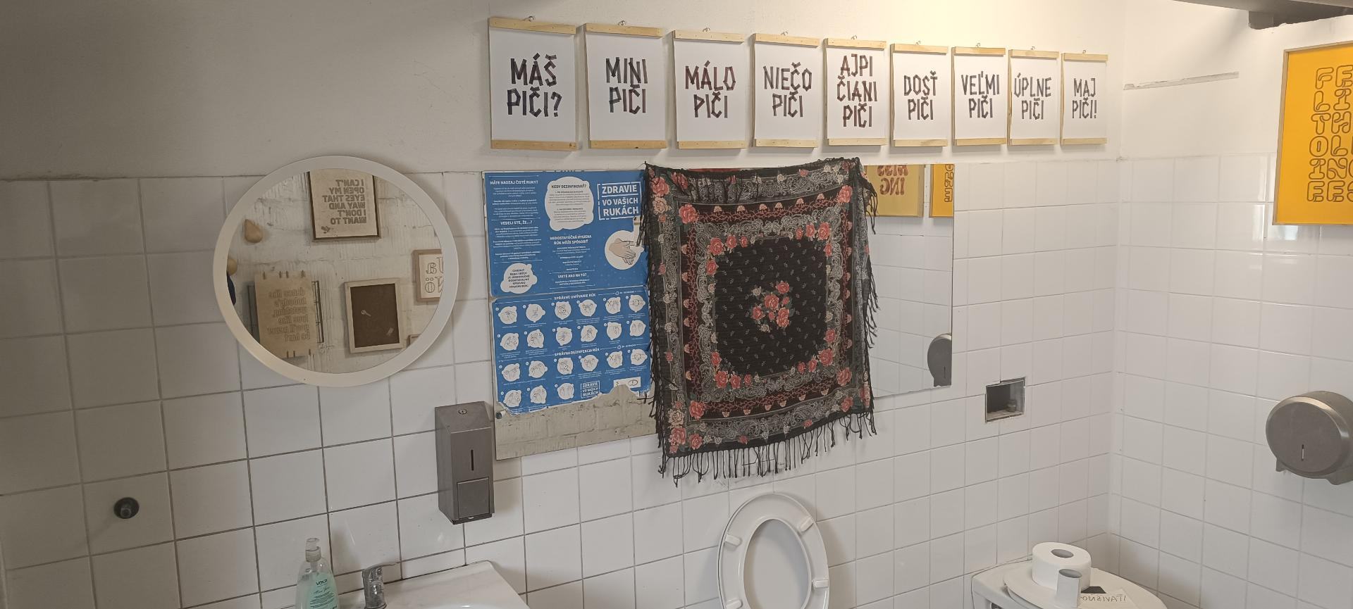 Obrázek zachody v nova cvernovka lgbt a kreativne centrum vystava diel2