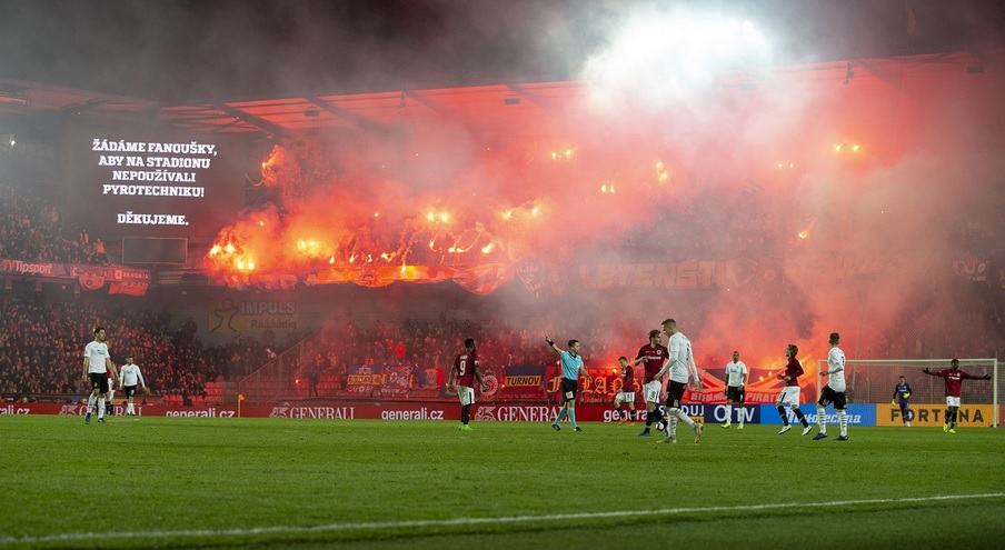 Obrázek zadame fanousky aby nepouzivali pyrotechniku