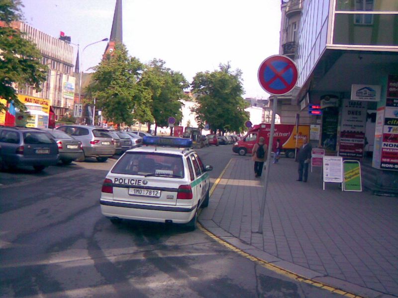 Obrázek zakaz-zastaveni-a-policie