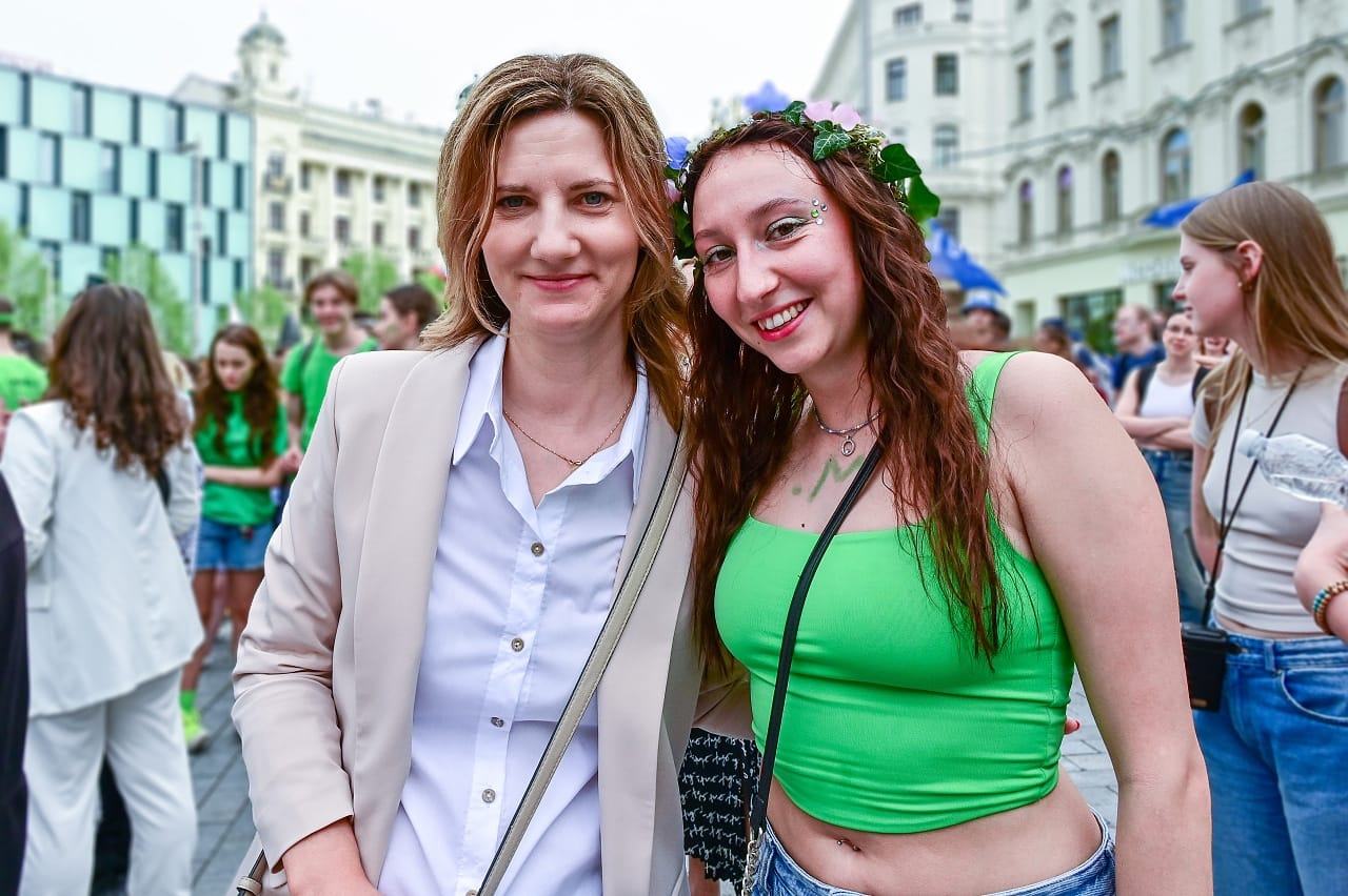 Obrázek zase si davla lajnu a holka bez podprsenky na ta vedle debile