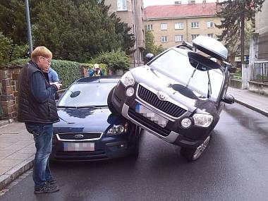 Obrázek zena parkuje - Opava