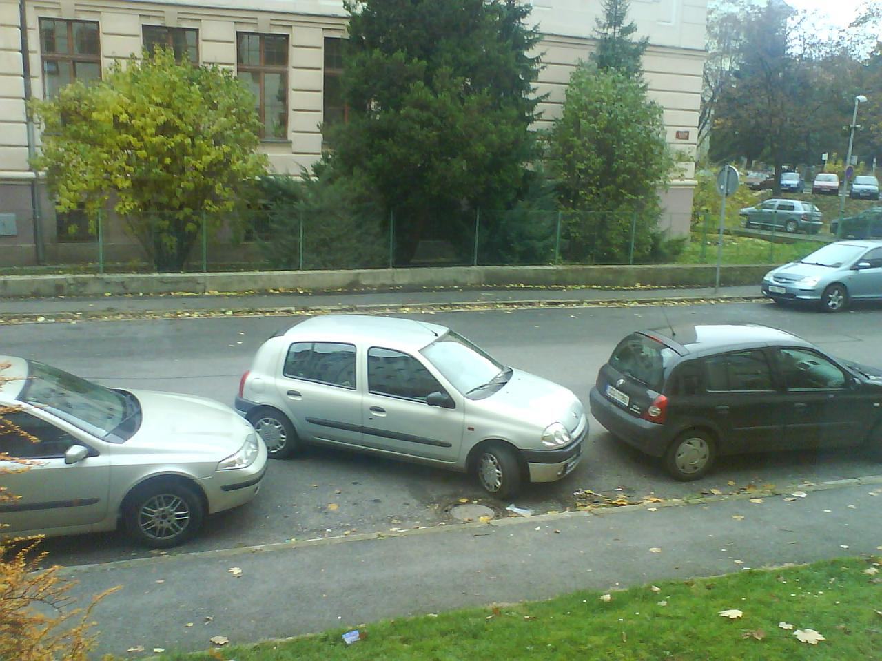 Obrázek zenska parkuje