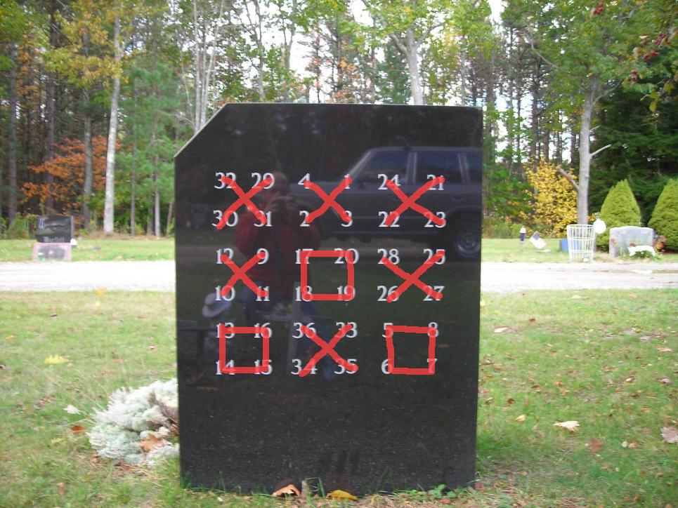 Obrázek zvlastni nahrobni kamen tic tac toe