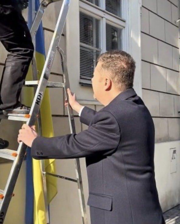 Obrázek Tomio&nbsp;Okamura&nbsp;dnes&nbsp;drzel&nbsp;stafle&nbsp;pri&nbsp;vyvesovani&nbsp;ukrajinske&nbsp;vlajky&nbsp;na&nbsp;budovu&nbsp;Snemovny