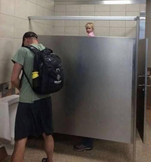 Obrázek deda s vnuckou na verejnem WC