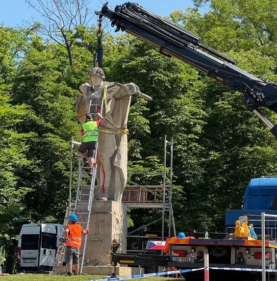 Obrázek posledni rudoarmejec z CR miri na frontu